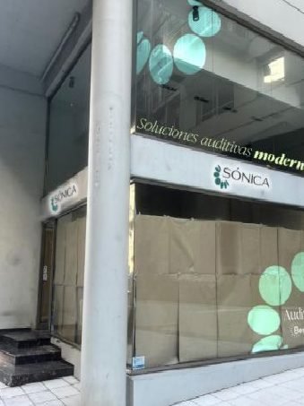 Fachada y vidriera del local de Sónica